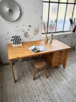 Bureau pin suédois style aperldoon 1970