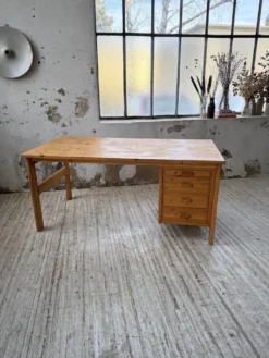 Bureau pin suédois style aperldoon 1970