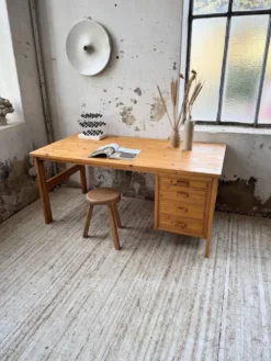 Bureau pin suédois style aperldoon 1970