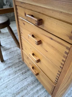 Bureau pin suédois style aperldoon 1970
