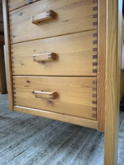 Bureau pin suédois style aperldoon 1970