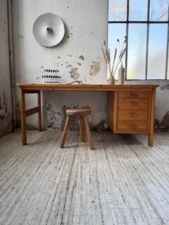 Bureau pin suédois style aperldoon 1970