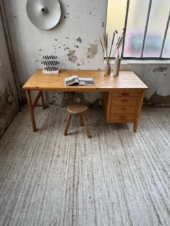 Bureau pin suédois style aperldoon 1970
