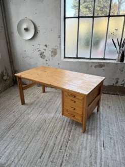 Bureau pin suédois style aperldoon 1970