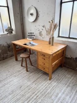 Bureau pin suédois style aperldoon 1970