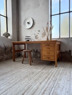 Bureau pin suédois style aperldoon 1970