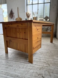Bureau pin suédois style aperldoon 1970