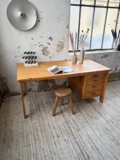 Bureau pin suédois style aperldoon 1970