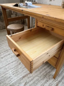 Bureau pin suédois style aperldoon 1970