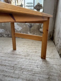 Bureau pin suédois style aperldoon 1970