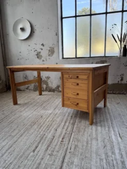 Bureau pin suédois style aperldoon 1970