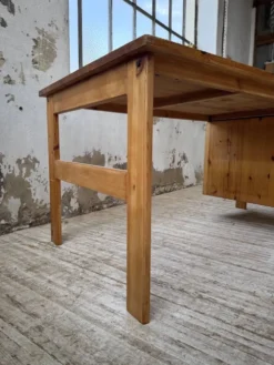 Bureau pin suédois style aperldoon 1970