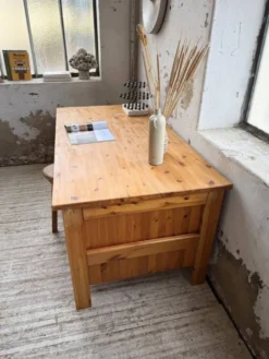 Bureau pin suédois style aperldoon 1970