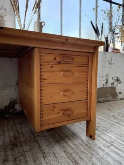 Bureau pin suédois style aperldoon 1970