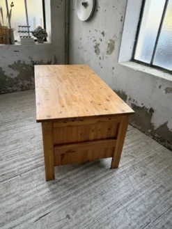 Bureau pin suédois style aperldoon 1970