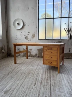Bureau pin suédois style aperldoon 1970