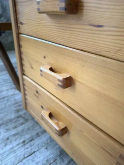 Bureau pin suédois style aperldoon 1970