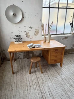 Bureau pin suédois style aperldoon 1970