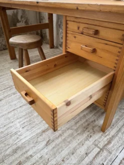 Bureau pin suédois style aperldoon 1970
