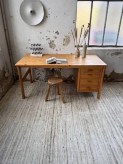 Bureau pin suédois style aperldoon 1970