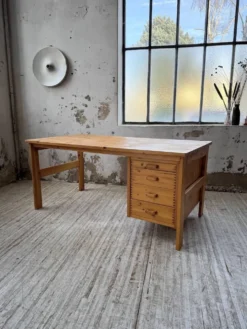 Bureau pin suédois style aperldoon 1970