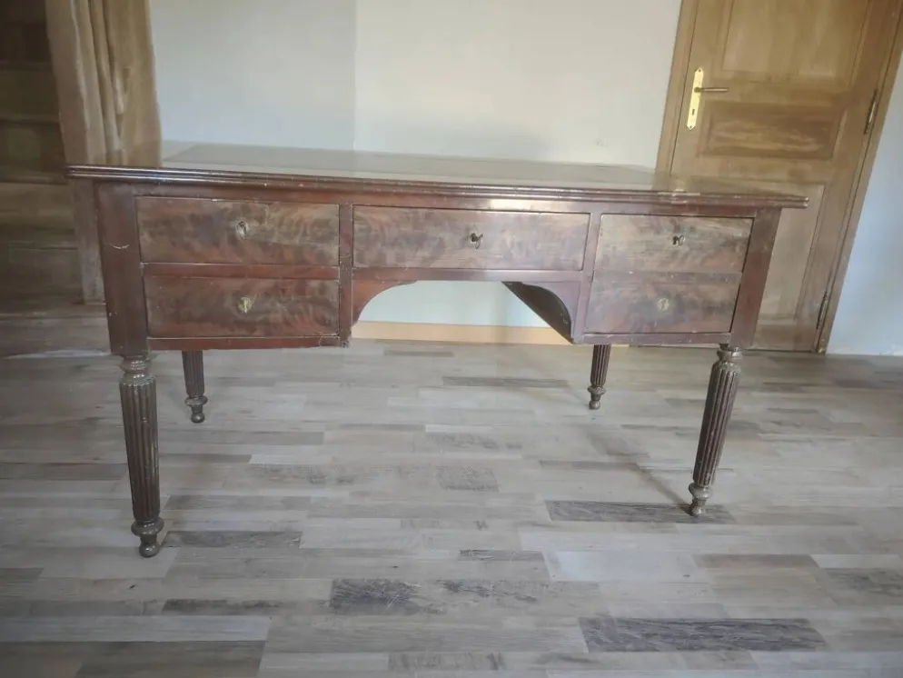 Bureau plat ancien style Louis XVI – acajou – cuir vert – 5 tiroirs