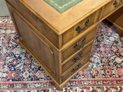 Bureau plat anglais à caissons des années 1970 en if et dessus cuir