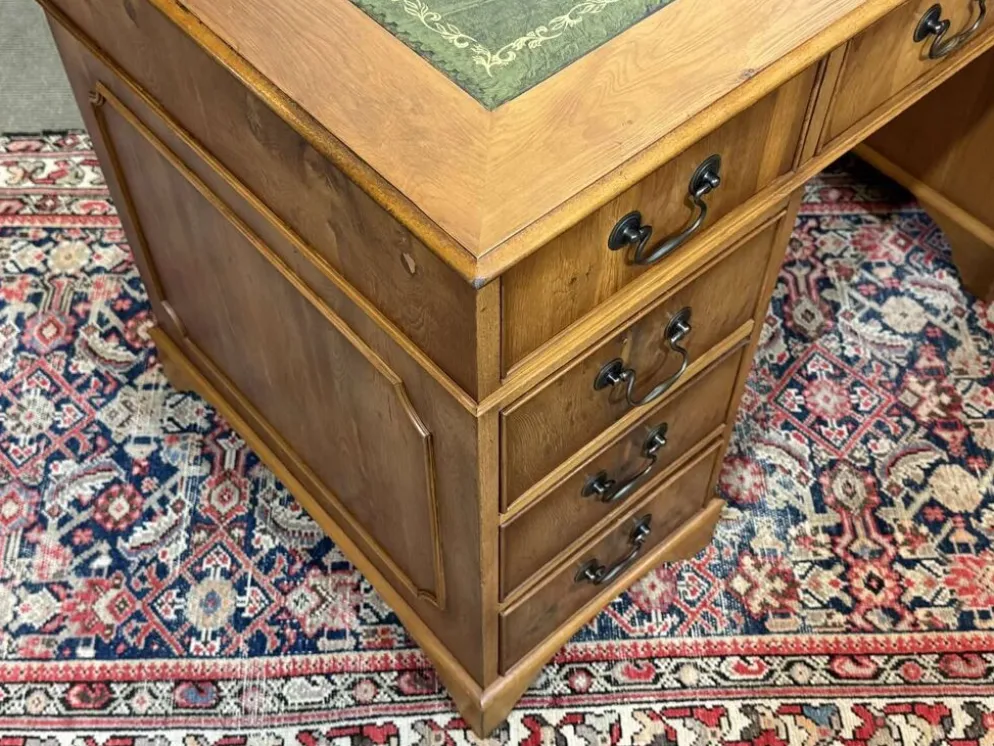 Bureau plat anglais à caissons des années 1970 en if et dessus cuir