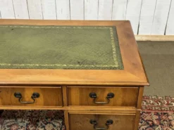 Bureau plat anglais à caissons des années 1970 en if et dessus cuir