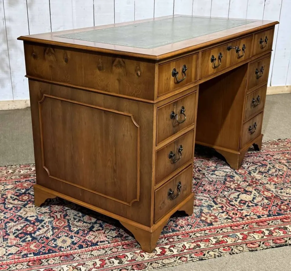 Bureau plat anglais à caissons des années 1970 en if et dessus cuir