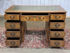 Bureau plat anglais à caissons des années 1970 en if et dessus cuir