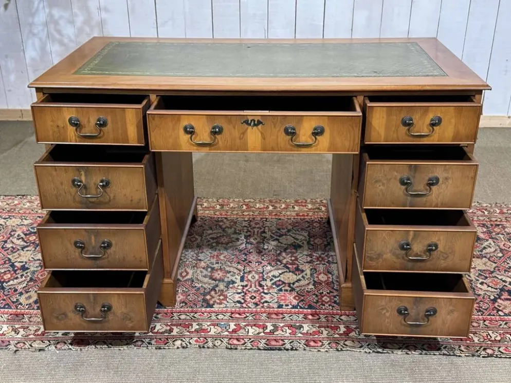 Bureau plat anglais à caissons des années 1970 en if et dessus cuir