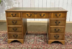 Bureau plat anglais à caissons des années 1970 en if et dessus cuir