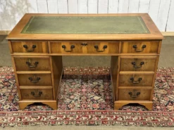 Bureau plat anglais à caissons des années 1970 en if et dessus cuir