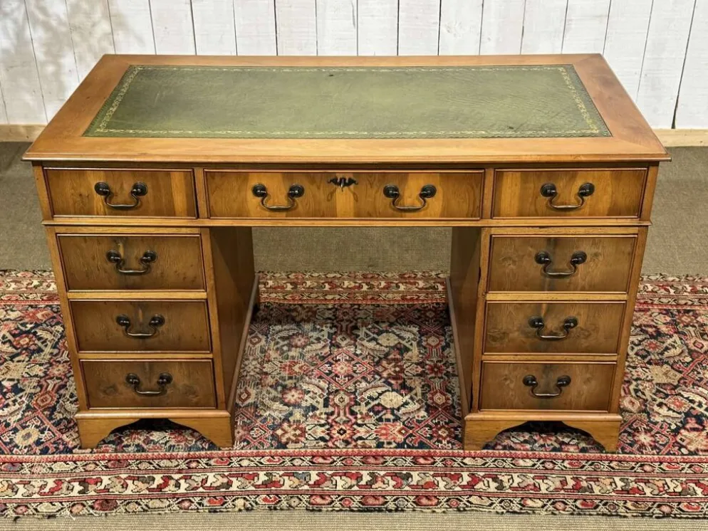 Bureau plat anglais à caissons des années 1970 en if et dessus cuir