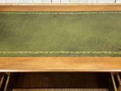 Bureau plat anglais à caissons des années 1970 en if et dessus cuir