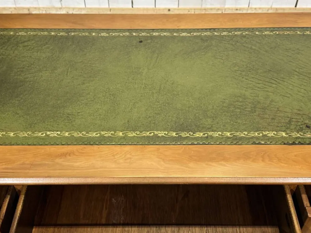 Bureau plat anglais à caissons des années 1970 en if et dessus cuir