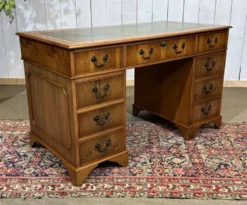 Bureau plat anglais à caissons des années 1970 en if et dessus cuir