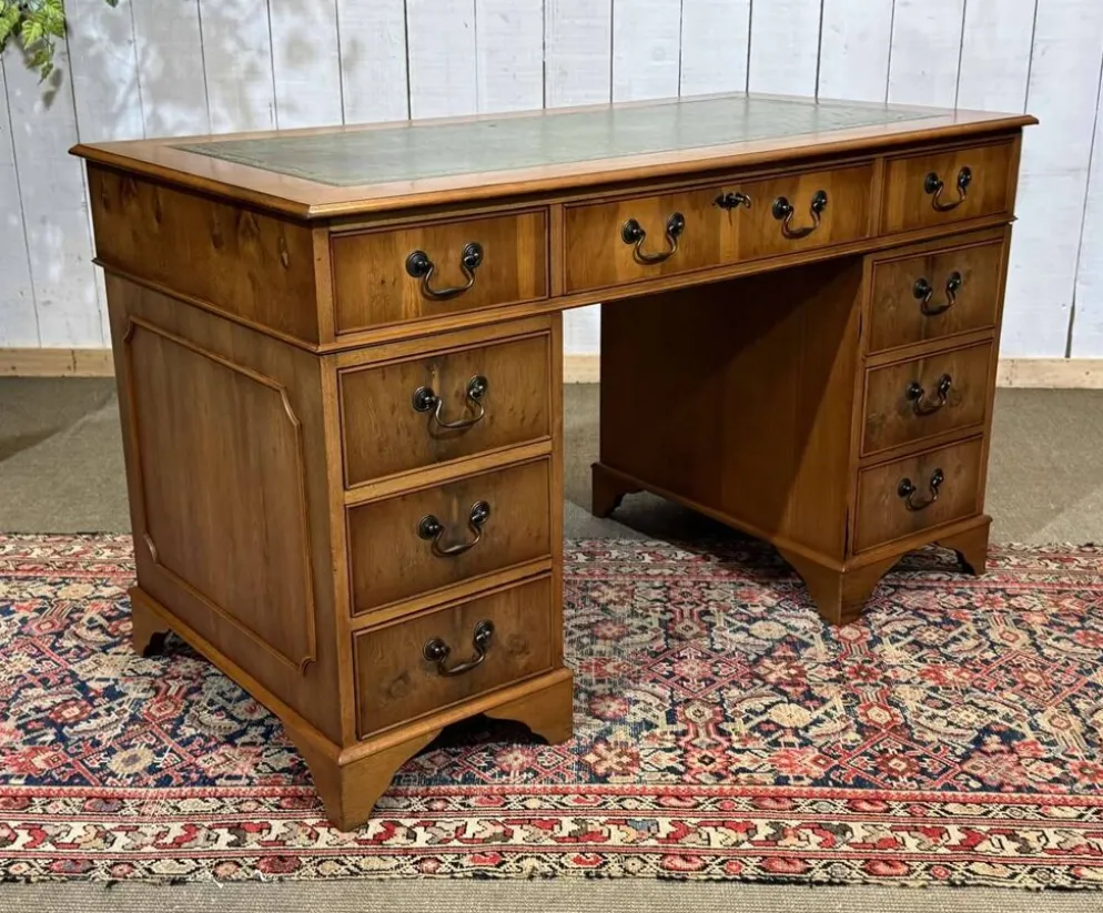 Bureau plat anglais à caissons des années 1970 en if et dessus cuir