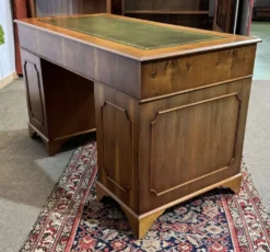 Bureau plat anglais à caissons des années 1970 en if et dessus cuir