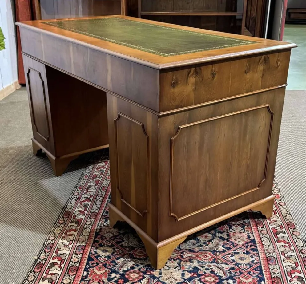 Bureau plat anglais à caissons des années 1970 en if et dessus cuir