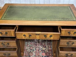 Bureau plat anglais à caissons des années 1970 en if et dessus cuir