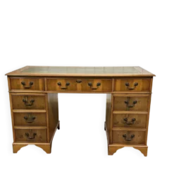 Bureau plat anglais à caissons des années 1970 en if et dessus cuir