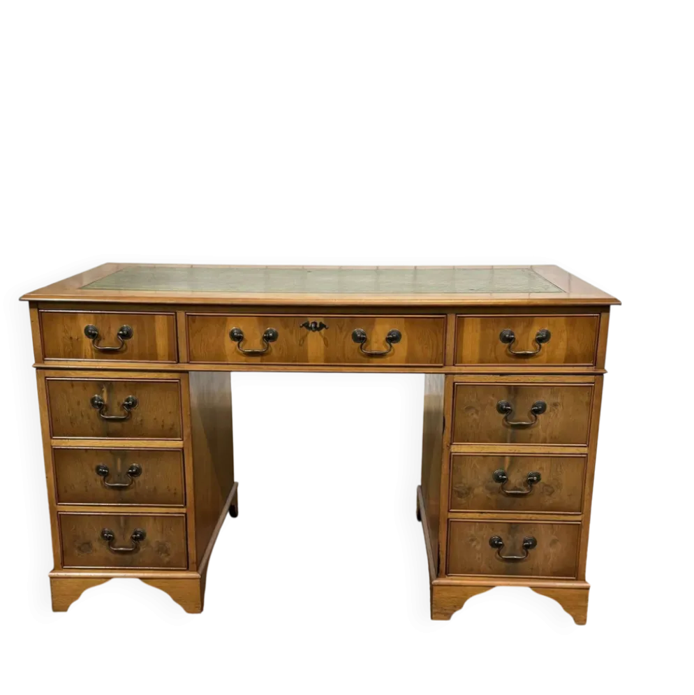 Bureau plat anglais à caissons des années 1970 en if et dessus cuir