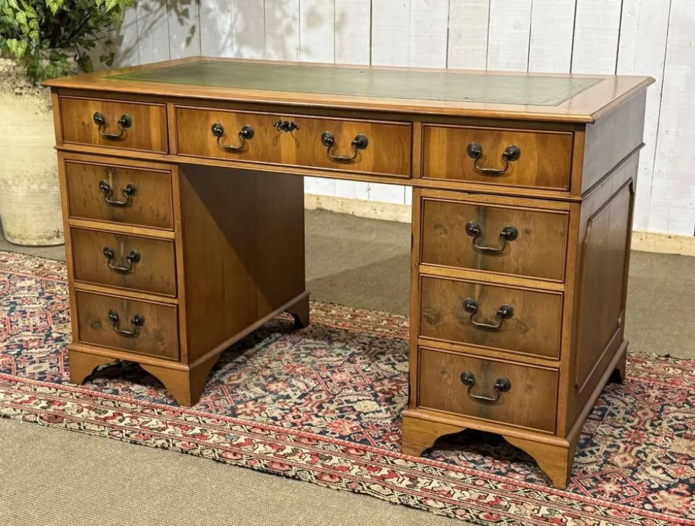 Bureau plat anglais à caissons des années 1970 en if et dessus cuir