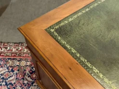 Bureau plat anglais à caissons des années 1970 en if et dessus cuir