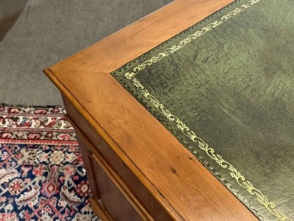 Bureau plat anglais à caissons des années 1970 en if et dessus cuir