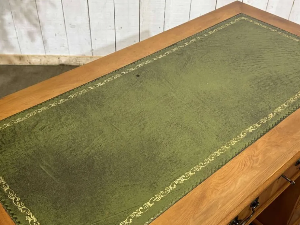Bureau plat anglais à caissons des années 1970 en if et dessus cuir