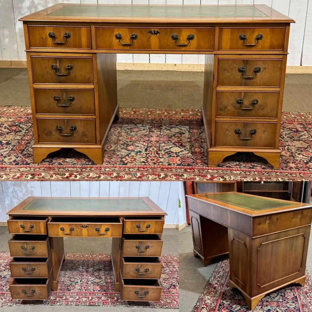 Bureau plat anglais à caissons des années 1970 en if et dessus cuir