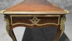 Bureau plat de style Louis XV en acajou, marqueterie, cuir et bronzes